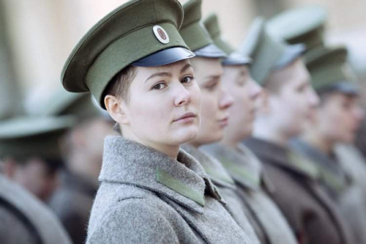 «Батальон».  Ради съемок актриса постриглась под ноль прямо во время съёмочного процесса. Кроме того, в сцене с избиением актрису били натурально, были сильные шлепки, но режиссёр этого не слышал, так как наблюдал за процессом довольно далеко и просил повторить дубль, если что-то не нравилось.