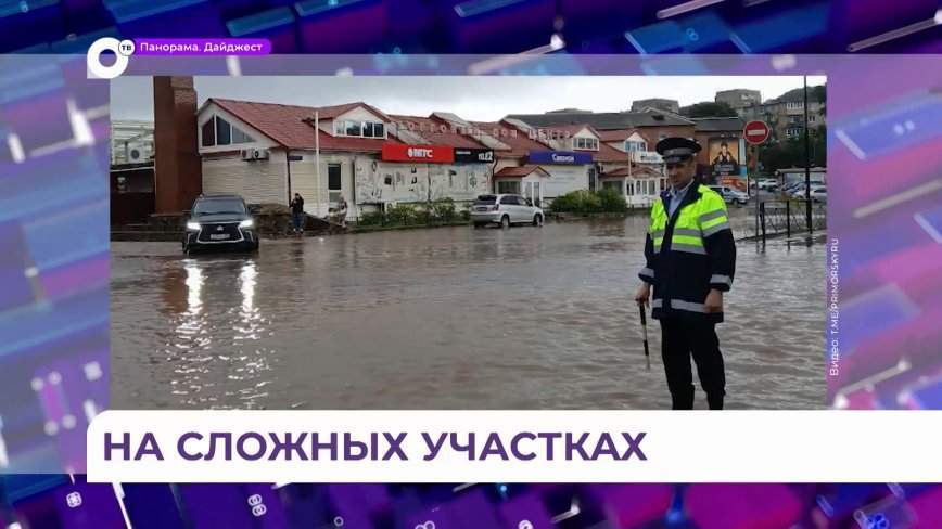 Работают по колено в воде: сотрудники ГИБДД дежурят за затопленных дорогах