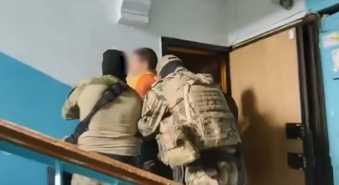 В Приморье ФСБ и Росгвардия накрыли подпольный рынок оружия 