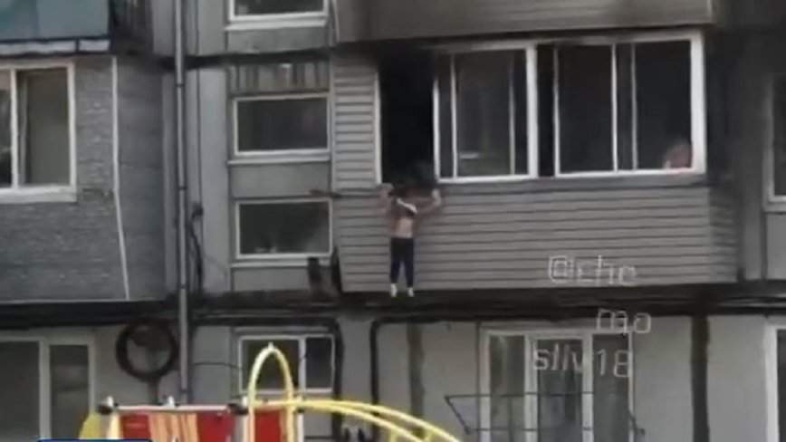 Ребенка выбросил, следом сам прыгнул: ЧП произошло в жилом доме в Приморье