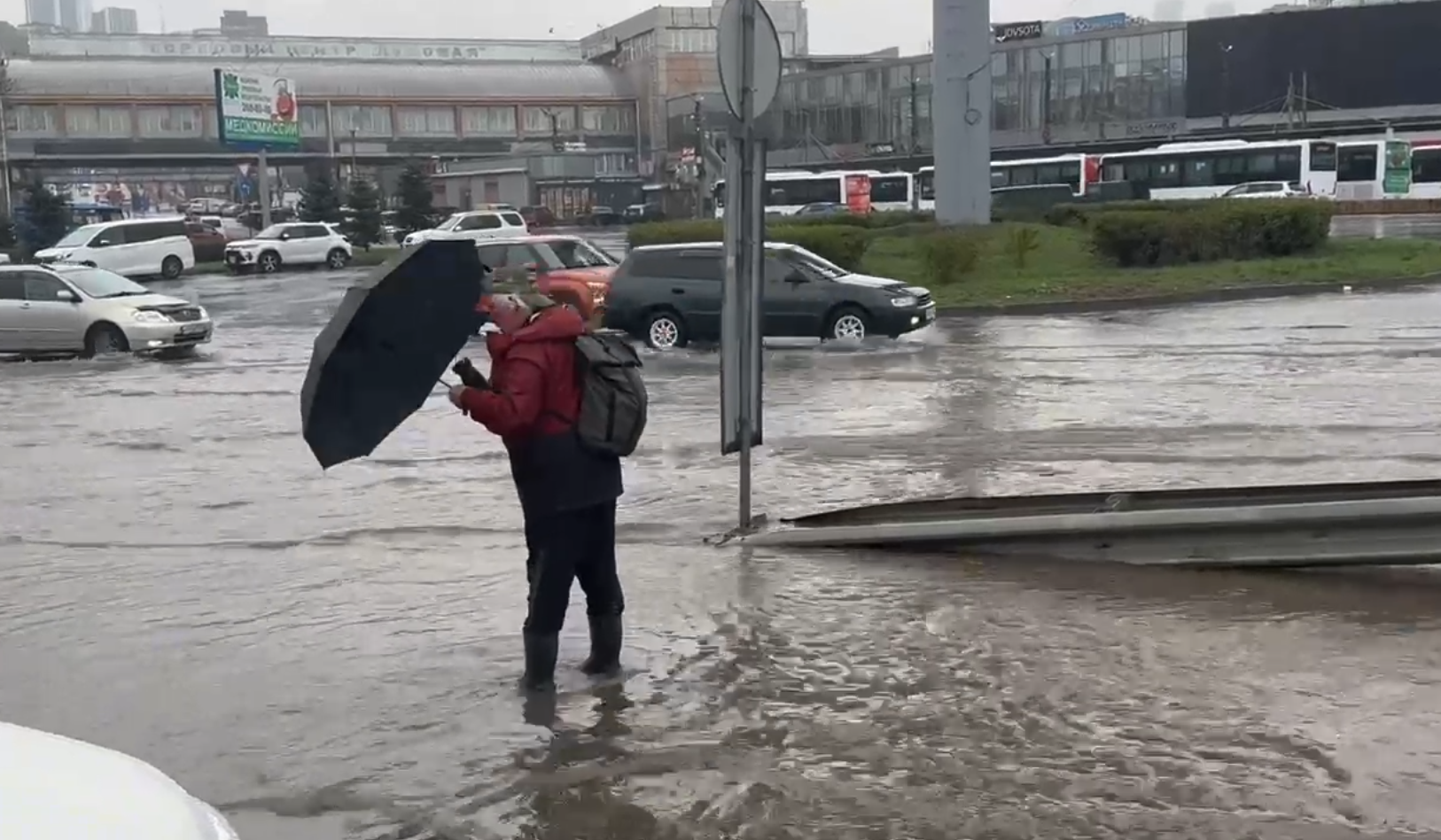 Пожарные прибыли на площадь «Луговая» во Владивостоке - видео