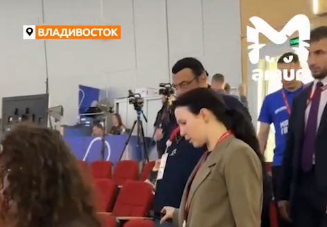  Легенду Голливуда заметили на ВЭФ во Владивостоке 