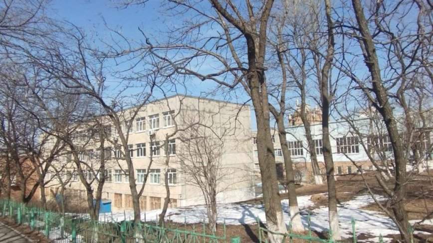 На месте спецслужбы и кинологи:  в популярном учебном заведении во Владивостоке переполох
