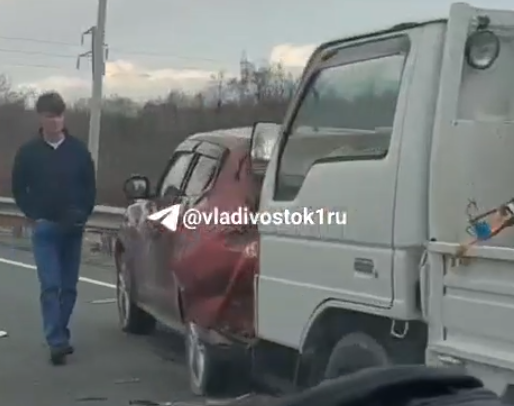 Большая пробка собралась из-за серьёзного ДТП в пригороде Владивостока