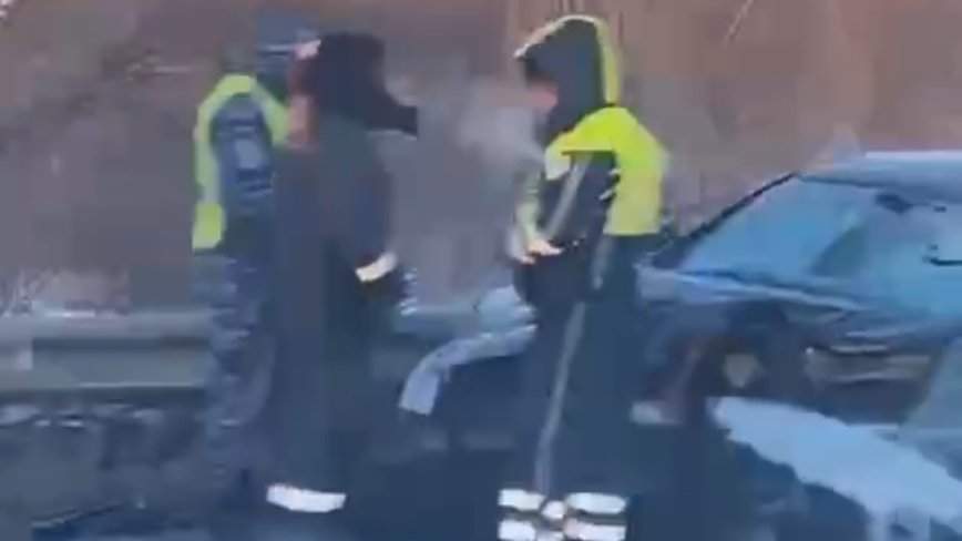 Мерседес доигрался и «вошёл в Урал»: серьезное ДТП во Владивостоке собирает пробку