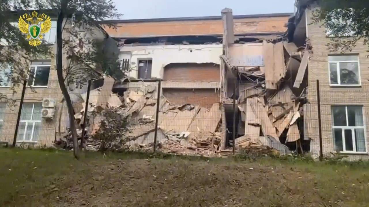 Здание учебного заведения обрушилось во Владивостоке 