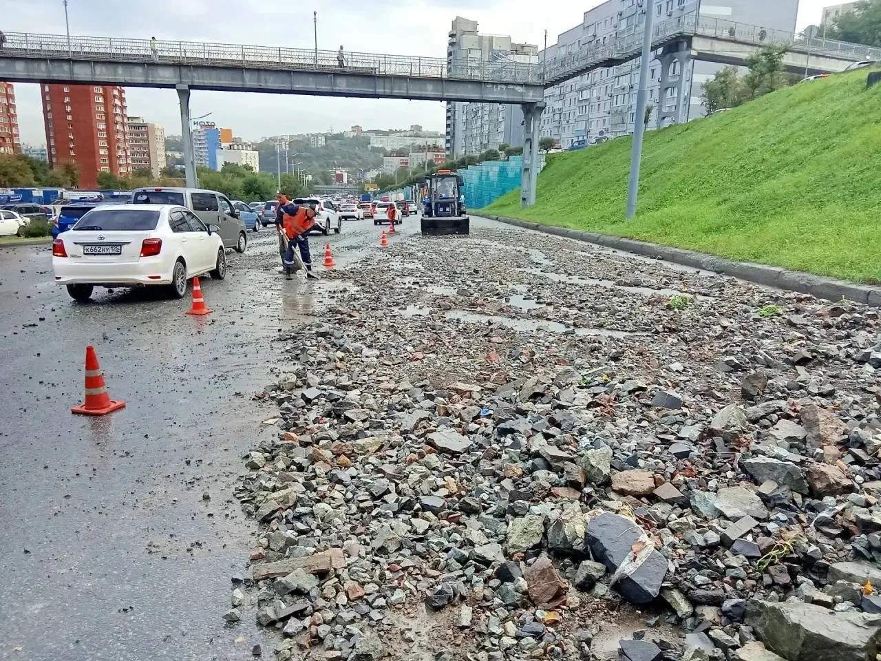 На Некрасовском путепроводе сошёл сель — дорогу приводят в порядок