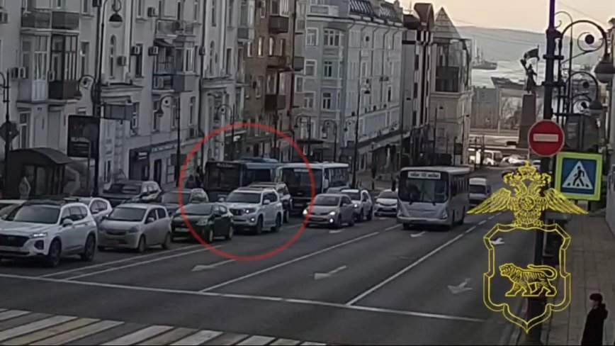 ГИБДД опубликовала момент жёсткого «ювелирного» ДТП с автобусом в центре Владивостока