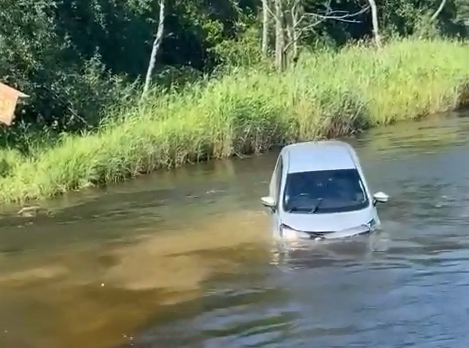 Автомобиль с людьми упал в реку в Приморье