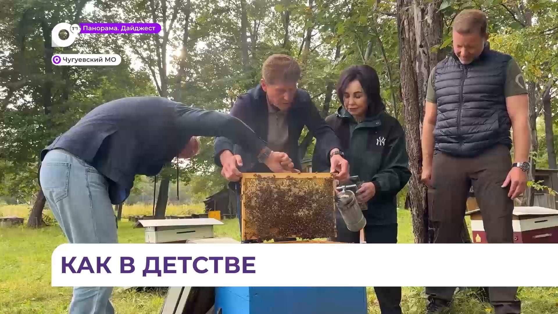 Олег Кожемяко во время рабочей поездки в Чугуевский округ посетил местную пасеку