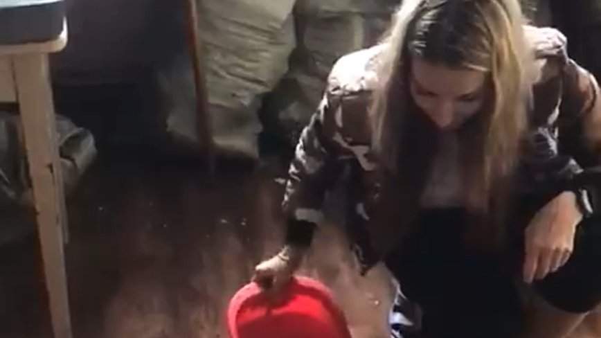 Потолок рухнул в жилом доме во Владивостоке, но люди не верят — видео