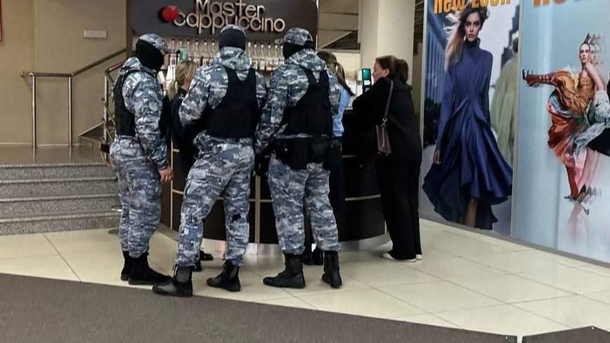 Силовики нагрянули в популярный торговый центр во Владивостоке