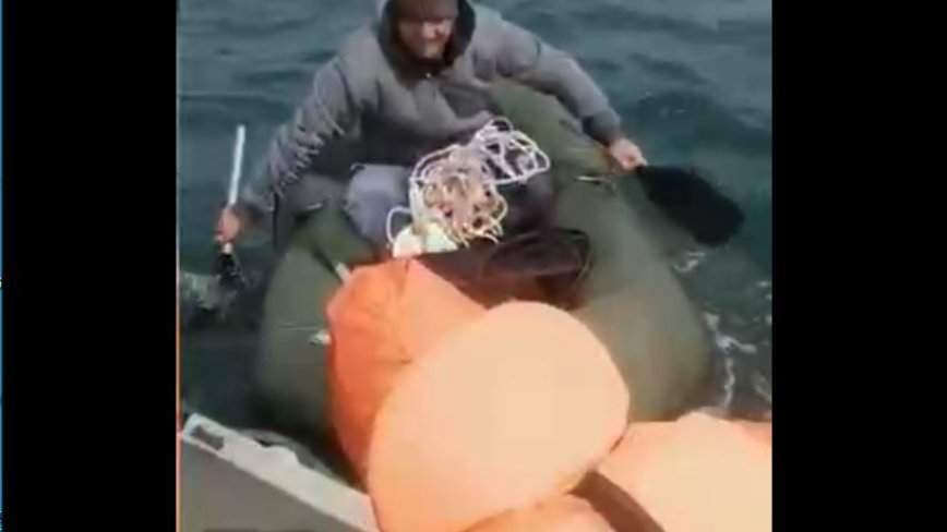 Сотрудники МЧС спасли мужчину в открытом море