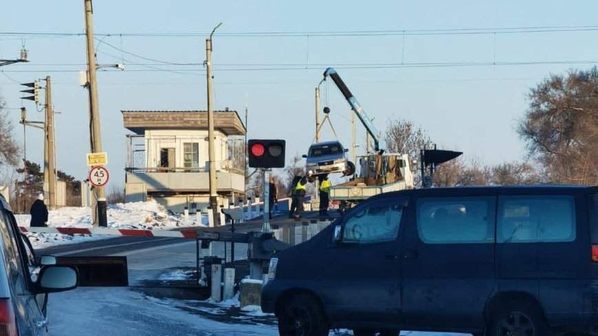 В этот момент приближался поезд: в Приморье на переезде у машины отлетело колесо