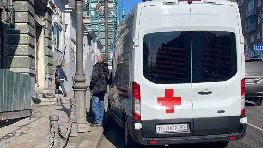 Упала прямо на голову женщине: ЧП произошло в центре Владивостока