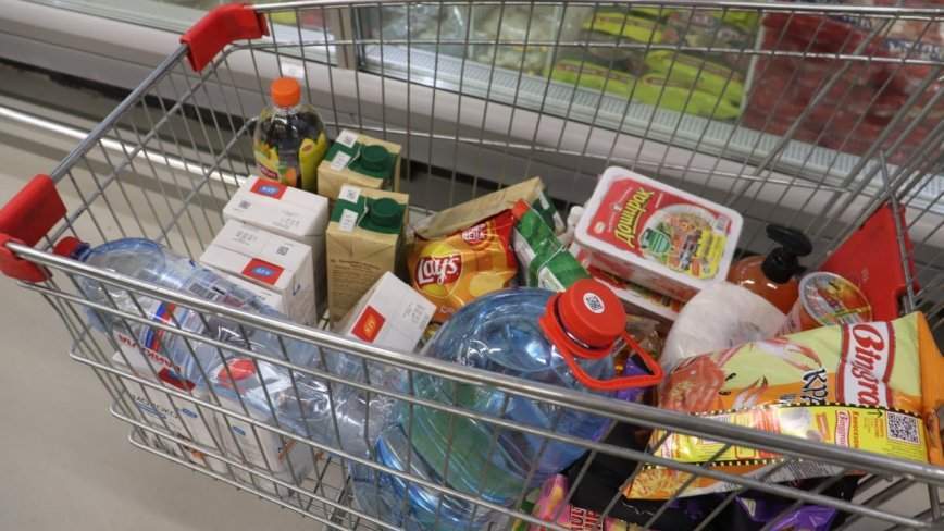 Хлеб, молоко и мясо. Какие еще продукты стали значительно дешевле?