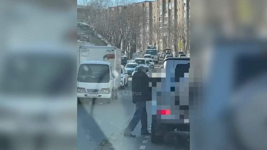 «На Гелике прохватывает жестко»: во Владивостоке избили владельца дорого внедорожника