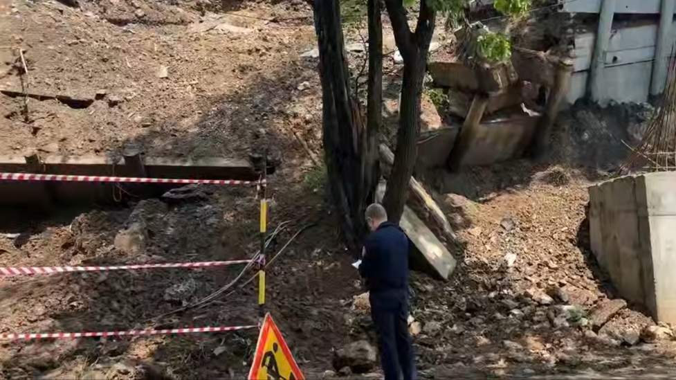Во Владивостоке подпорная стена уничтожила дорогу: стали известны подробности дела 