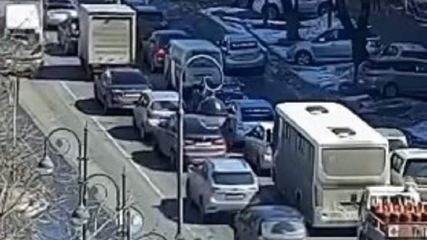 «Сколько боли в одном видео»: Лексус рухнул с эвакуатора во Владивостоке