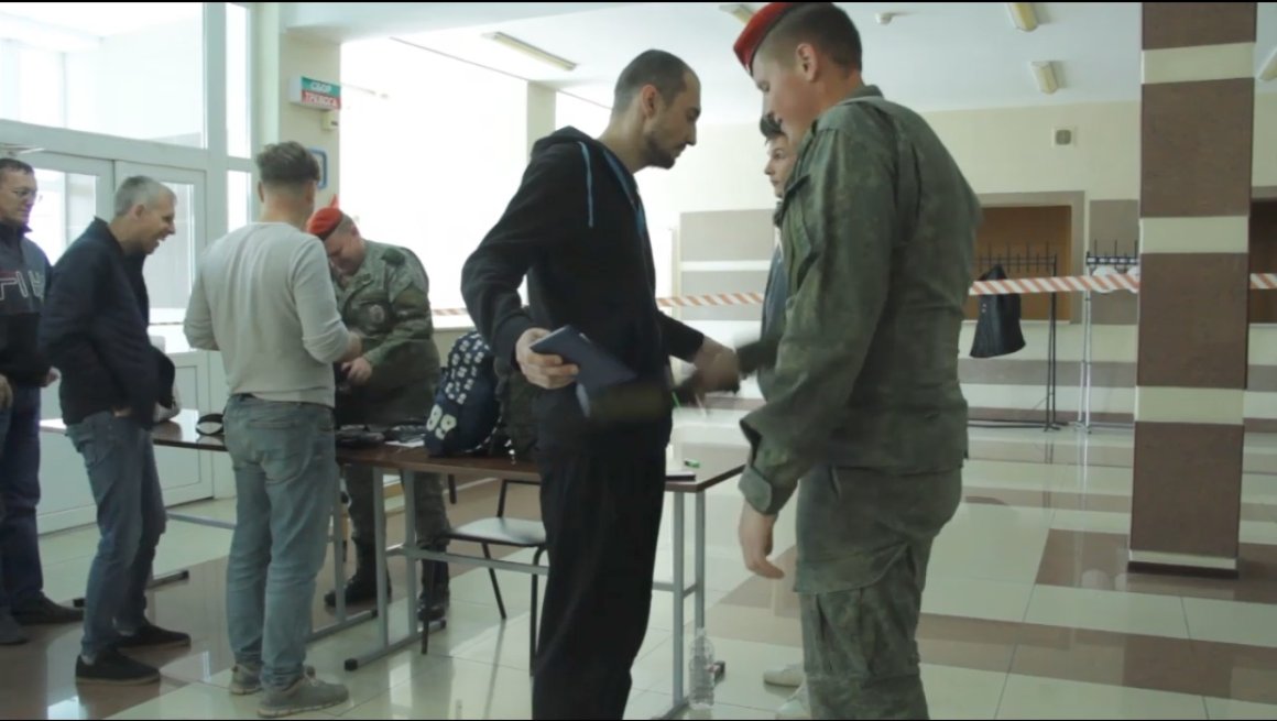 В Приморье призванные из запаса мужчины прибывают в воинские части — видео