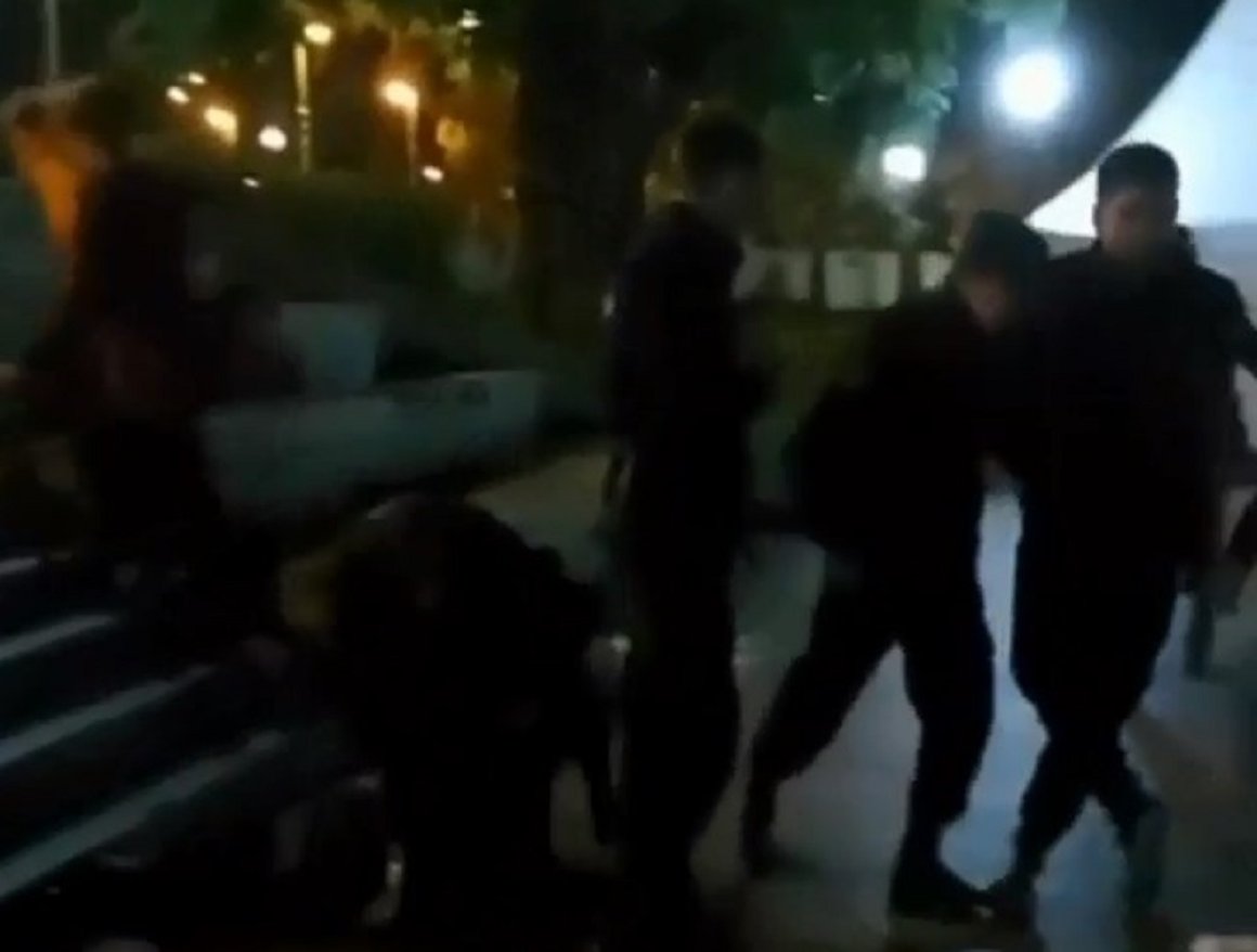 Жесткая драка с полицейскими произошла в центре Владивостока