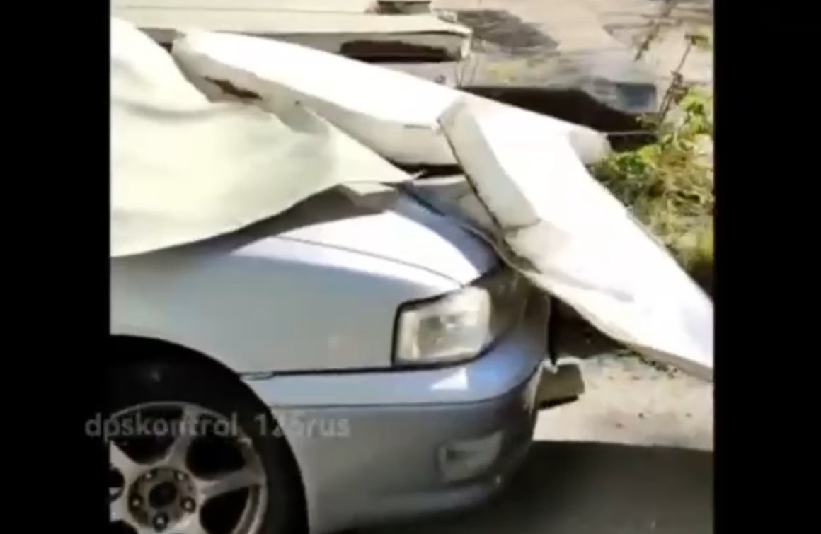«Жалко хозяина машины»: во Владивостоке на автомобиль рухнула сендвич-панель