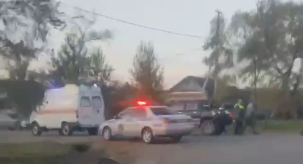 На месте скорая и полиция: самокатчик попал под колёса в Приморье