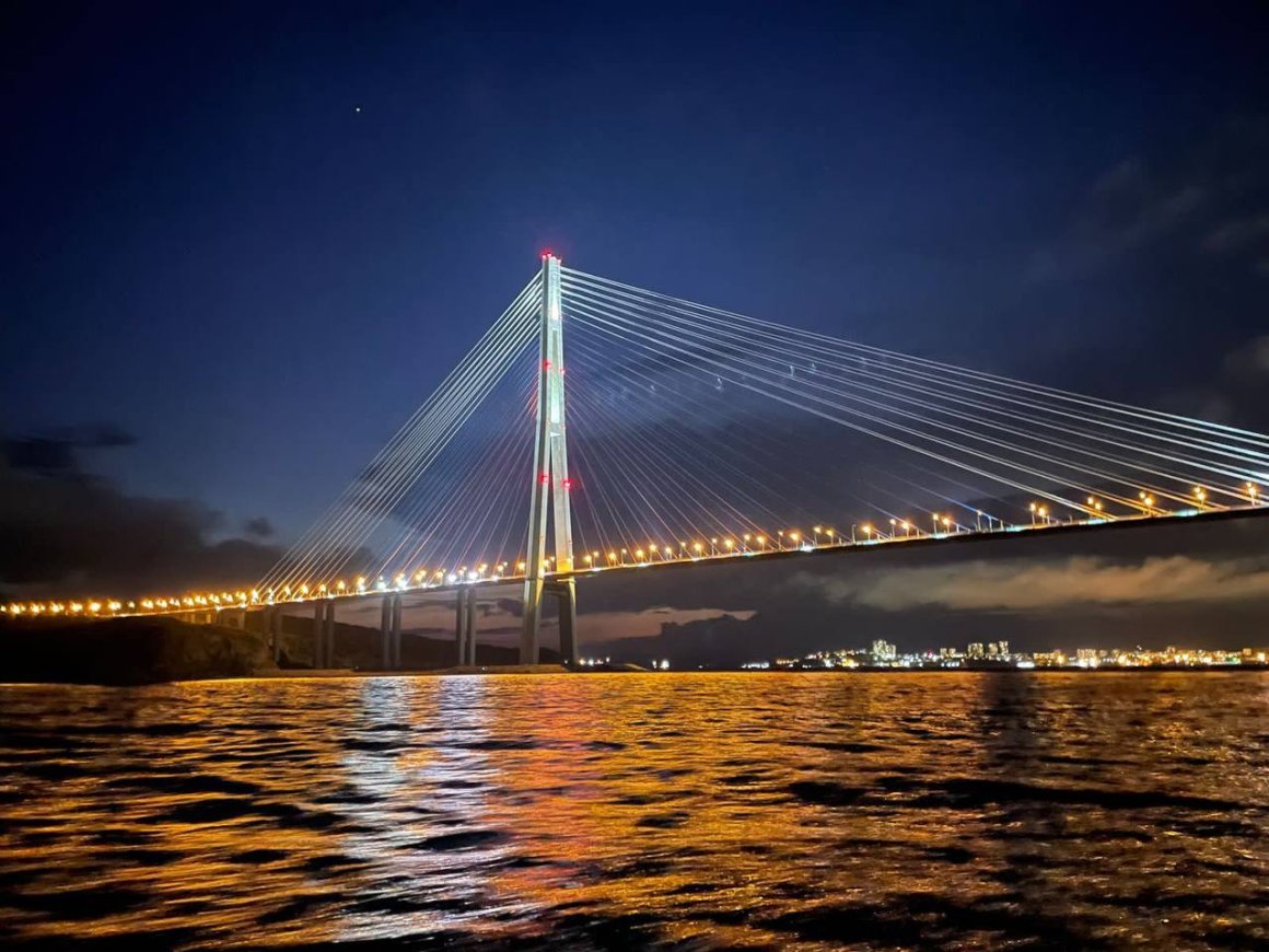 На мостах Владивостока усилена охрана после теракта на Крымском мосту