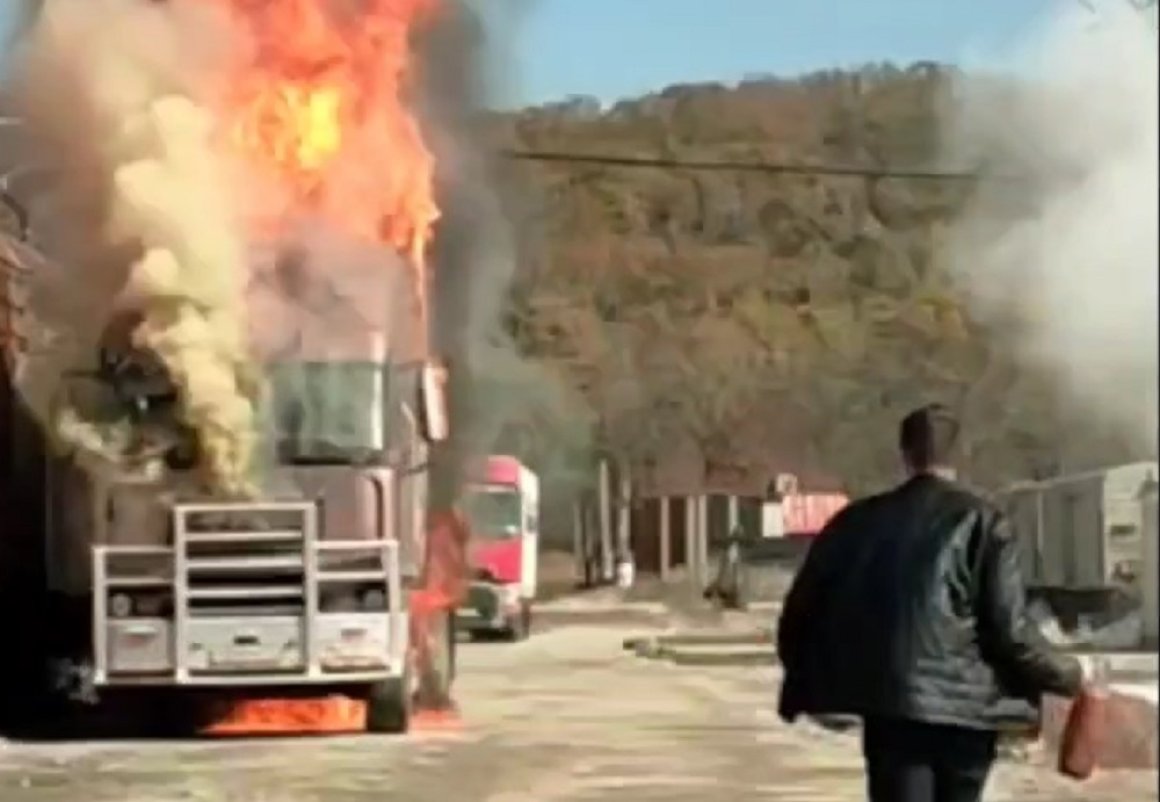 Водитель — в кабине: мощное пламя охватило фуру во Владивостоке