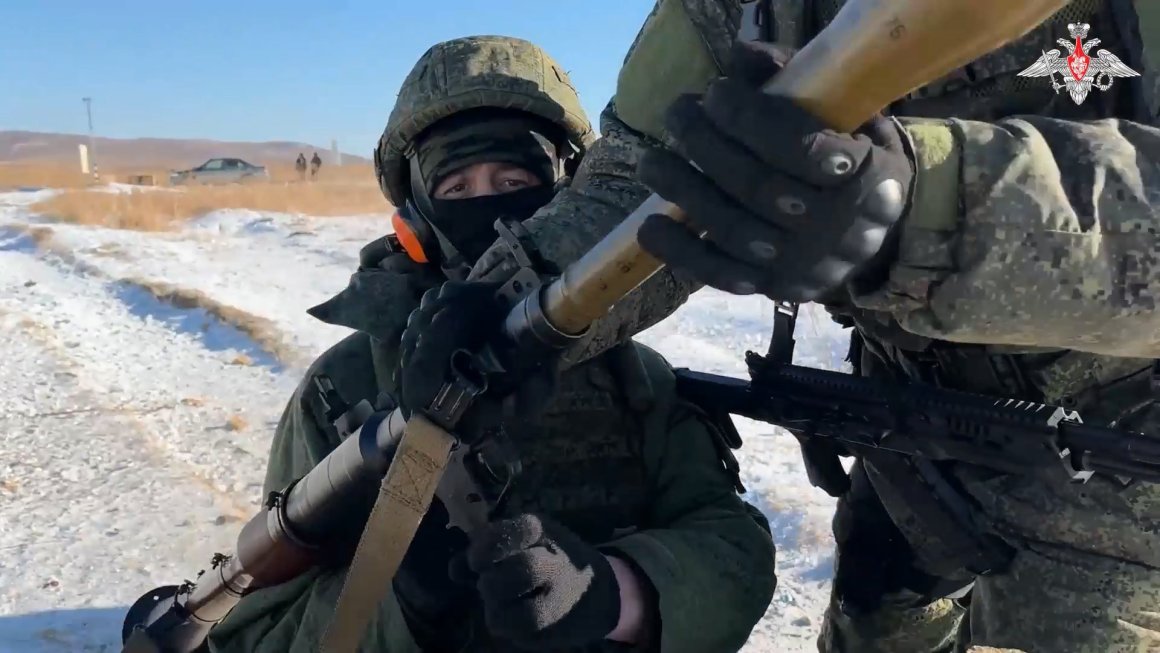 Минобороны опубликовало видео мобилизованных бойцов с одного из полигонов Приморья