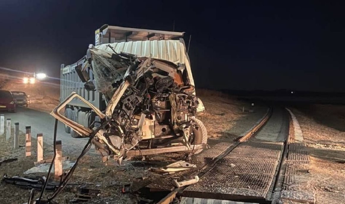 В Приморье поезд превратил автомобиль в груду металла - ОТВ-Прим -  Общественное телевидение Приморья ОТВ