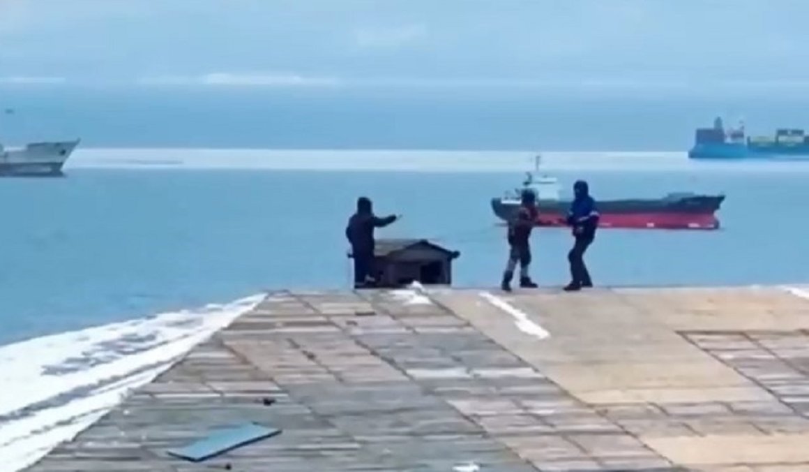 Коммунальщики жестко подрались на крыше дома во Владивостоке — видео