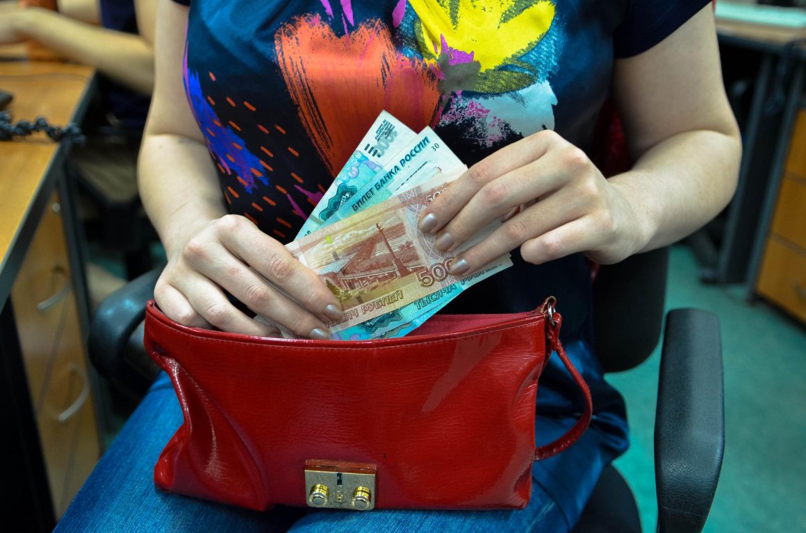 У приморских женщин остался один день, чтобы получить 9 тысяч рублей, но не у всех