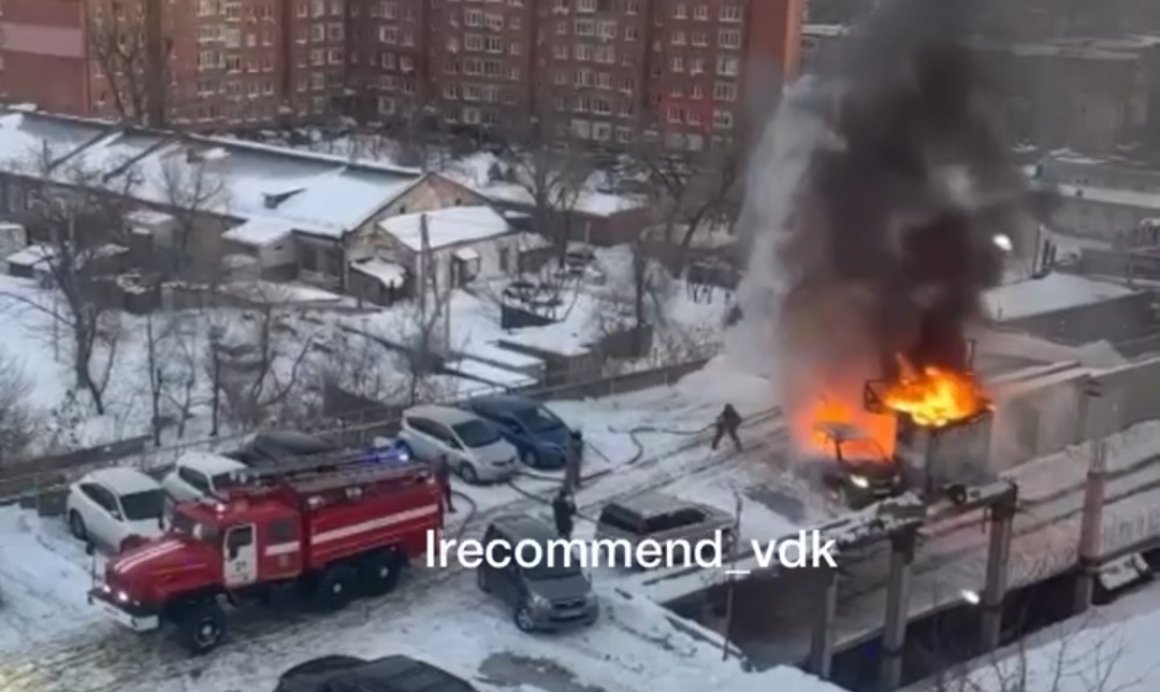 «У меня аж мурашки»: мощный пожар сняли на видео жители Владивостока