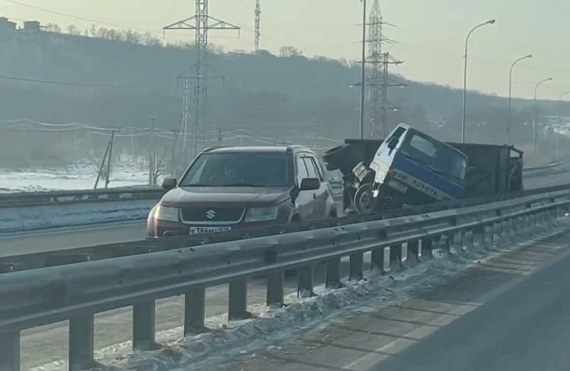 Авто сложилось пополам: жёсткая авария создала опасность на трассе в  Приморье - ОТВ-Прим - Общественное телевидение Приморья ОТВ