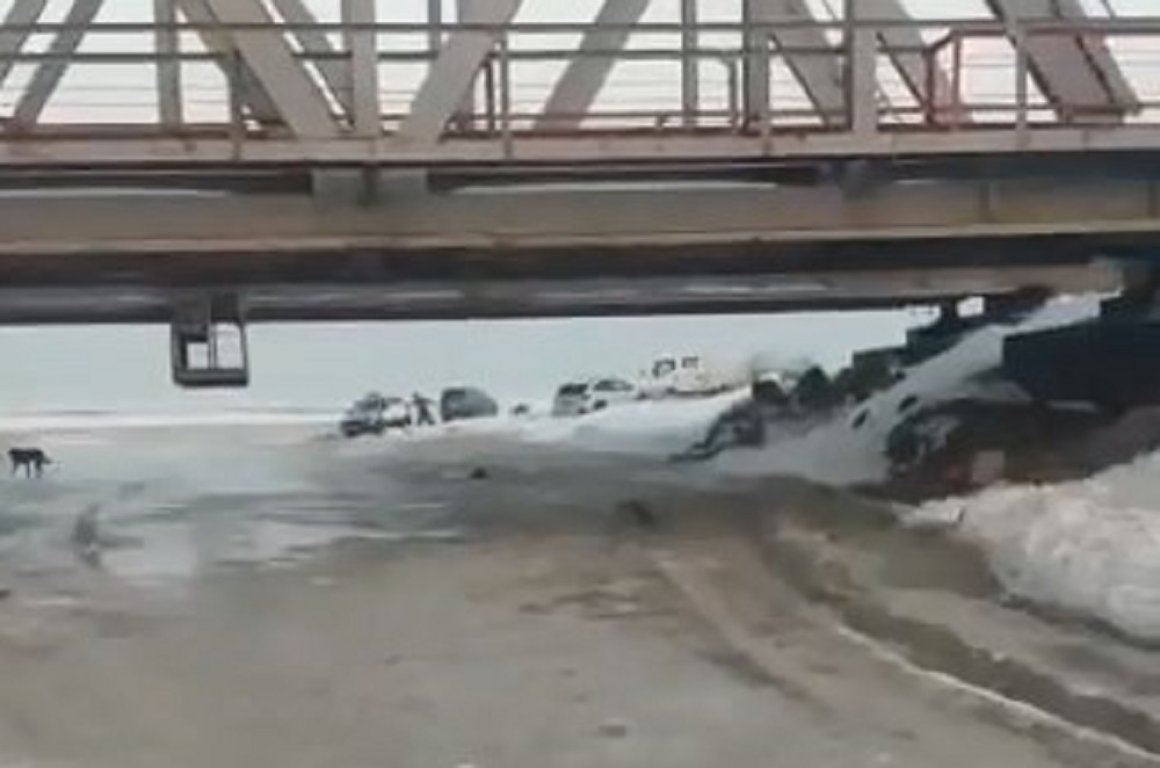 Лед во Владивостоке ломается и проваливается – машины уходят под воду прямо на глазах