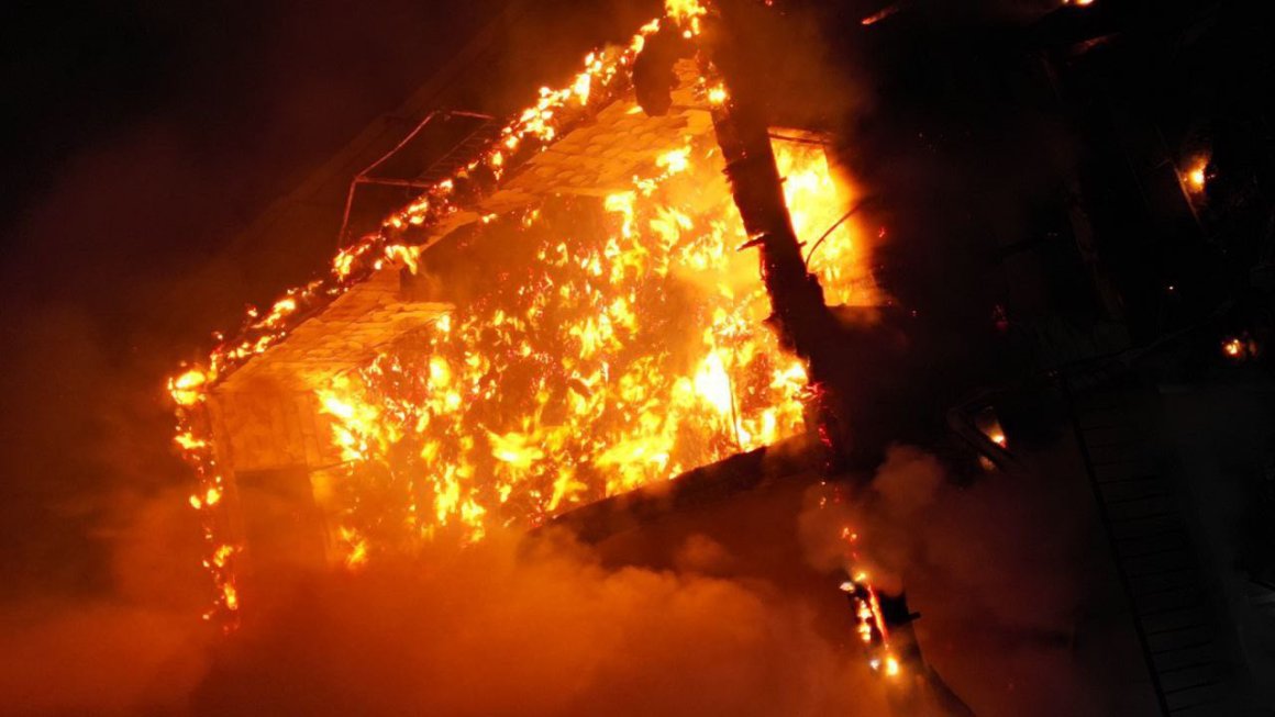 Страшные кадры ночного пожара  в жилом доме в Приморье появились в Сети