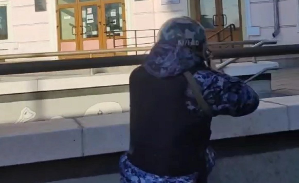 Двое вооружены и сидят в укрытии: в центре Владивостока происходит нечто непонятное