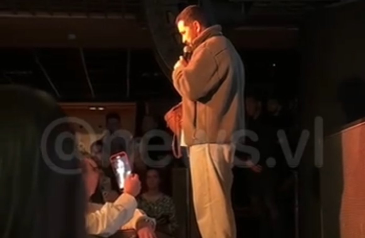 «Стыдно за наш народ»: выходка жительницы Владивостока остановила концерт известного певца