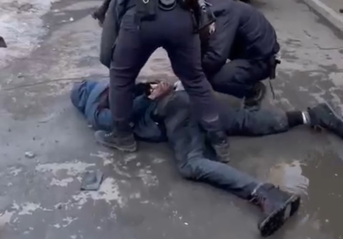 «С разбитым носом в луже»: во Владивостоке задержали известную персону