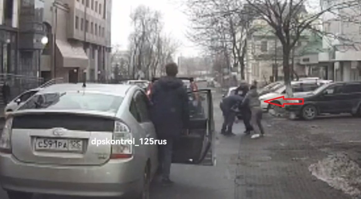 Хрупкая автоледи жестко подралась с мужчиной в центре Владивостока
