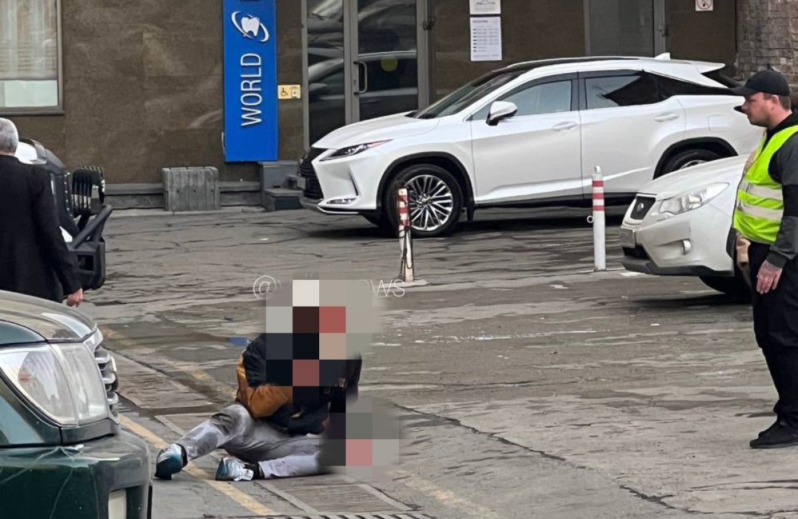 «Выстрелил в лицо»: двое жёстко подрались возле известного ТЦ во Владивостоке