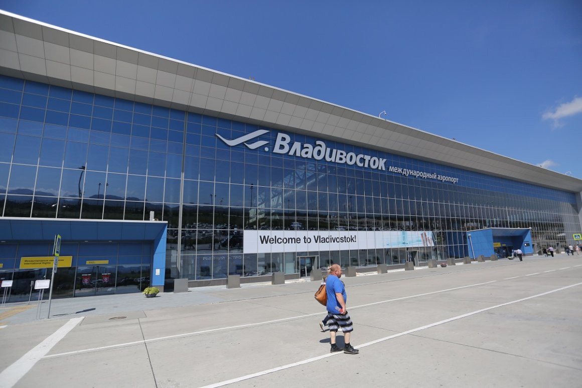 Круги наматывали долго: самолеты не смогли приземлиться в аэропорту Владивостока