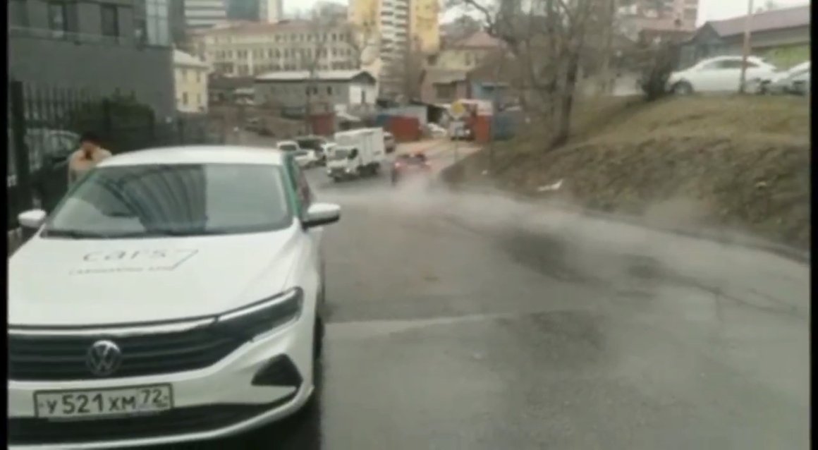 «Кипяток хлещет, будьте осторожны»: ЧП произошло в элитном районе Владивостока