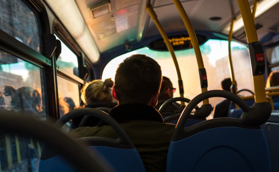 «Рядом встал мужчина в черном»: женщина села в автобус в Приморье и «до сих пор в шоке»