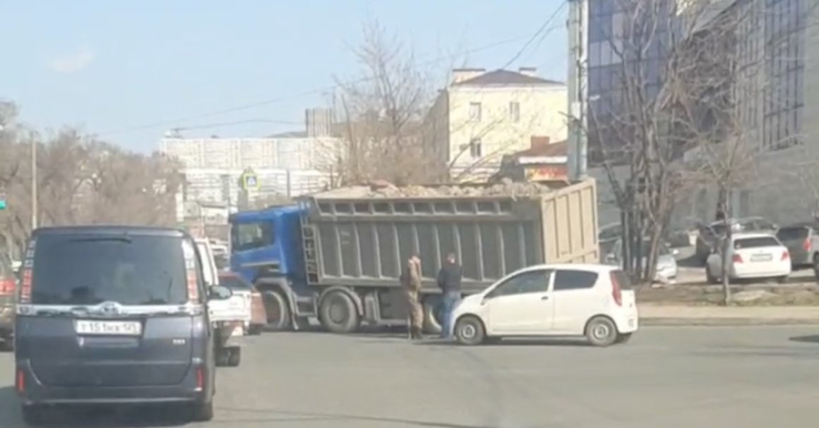 Автомобиль провалился под землю во Владивостоке