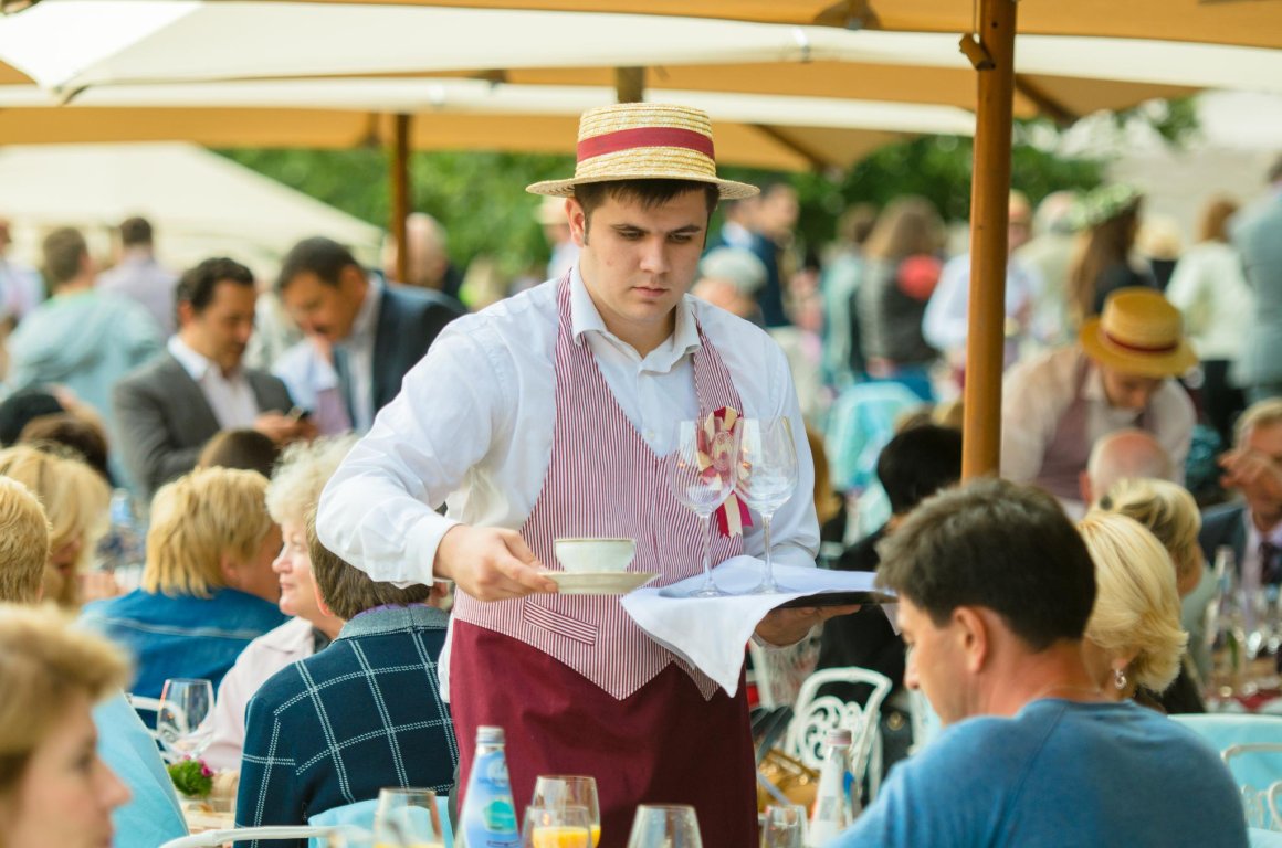«Вот это да»: озвучена зарплата официантов в популярных заведениях Приморья