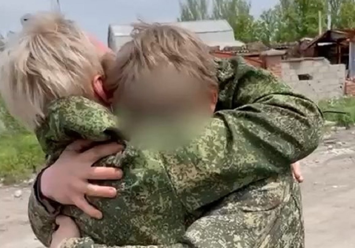 «До слез»: бойцу из Владивостока сюрпризом привезли маму в зону СВО — видео