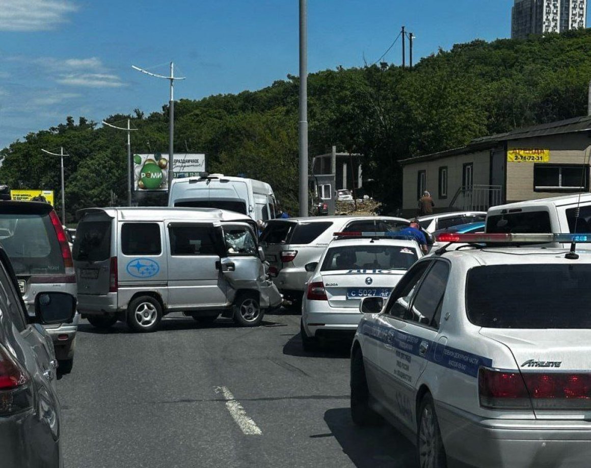 На месте скорая и ГИБДД: массовая авария блокирует движение во Владивостоке
