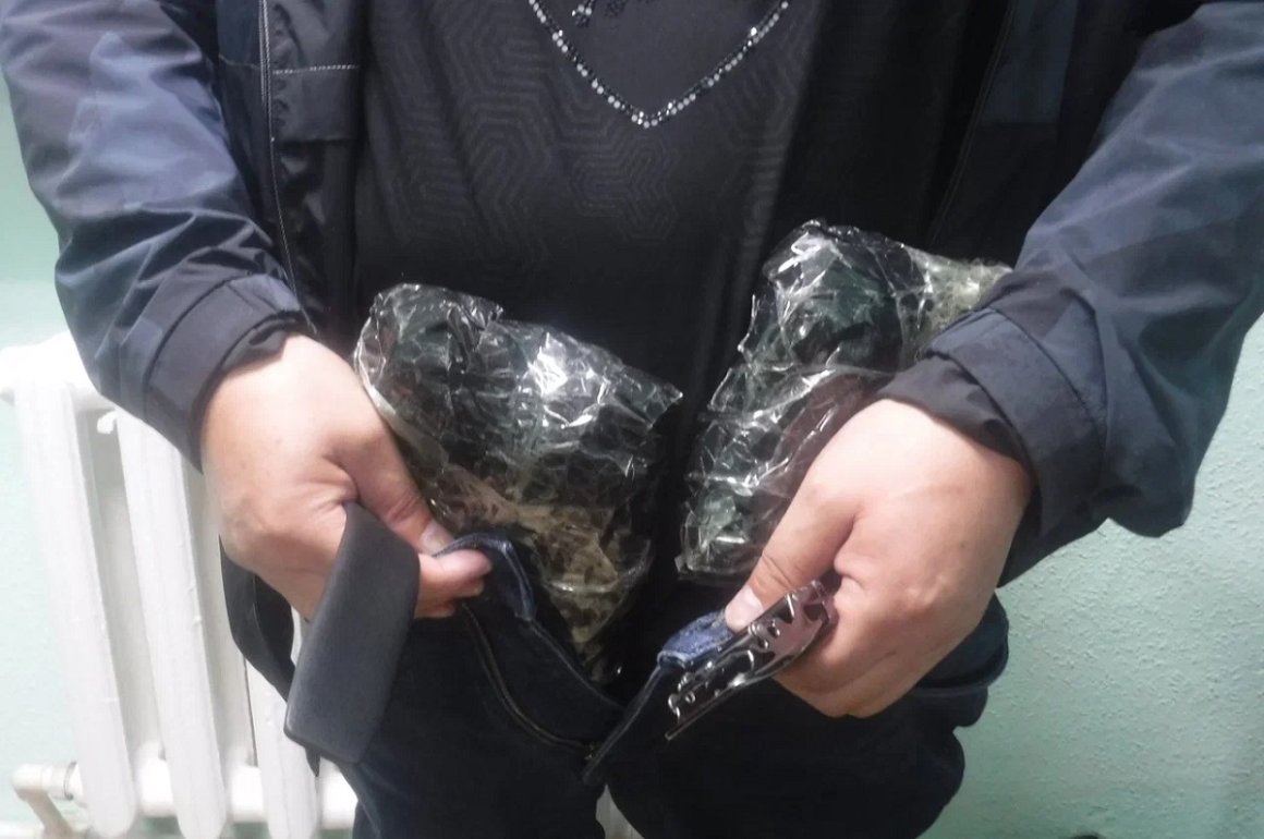 Китайский турист использовал скотч для вывоза контрабанды